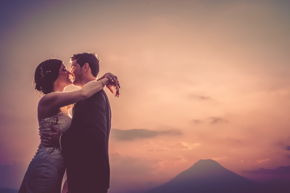 antigua guatemala wedding photographer- couple with volcano and sunset